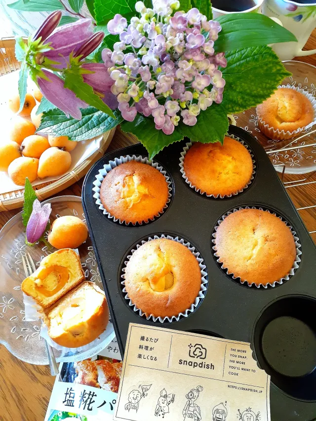 Snapdishの料理・レシピ写真:丸ごと贅沢ビワのカップケーキ🧡｜びわのコンポートDEデザート