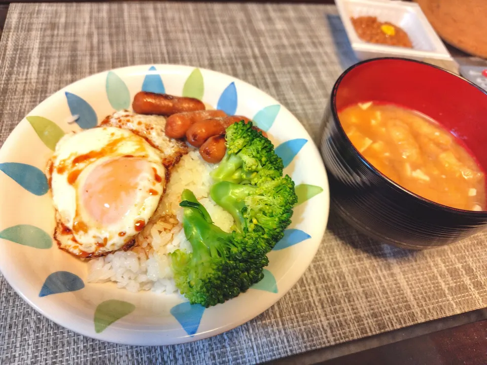 目玉焼きウィンナー丼|takacさん