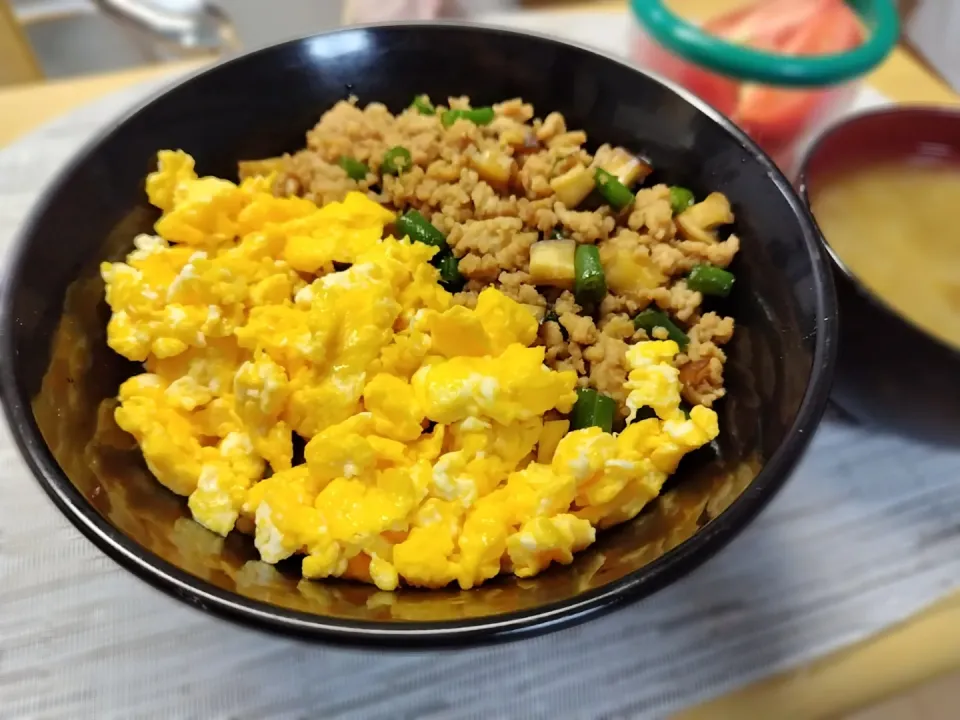 Snapdishの料理写真:鶏そぼろ丼|Yoppy.さん