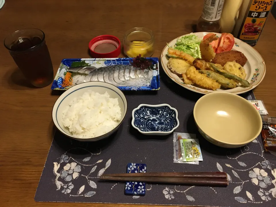 ご飯、揚げ物盛り合わせ(各種天ぷら、コロッケ)、トマト、千切りキャベツ、〆さば、沢庵、烏龍茶(夕飯)|enarinさん