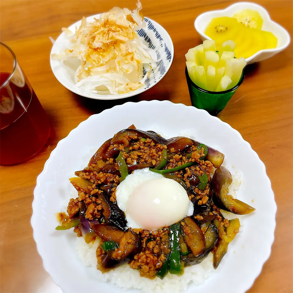 Snapdishの料理写真:ナスとピーマンのそぼろ丼|teritamagoさん