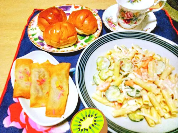 Snapdishの料理写真:朝食。マカロニサラダ。バナナ入りはるまき。パンとコーヒーで簡単に。|りささん