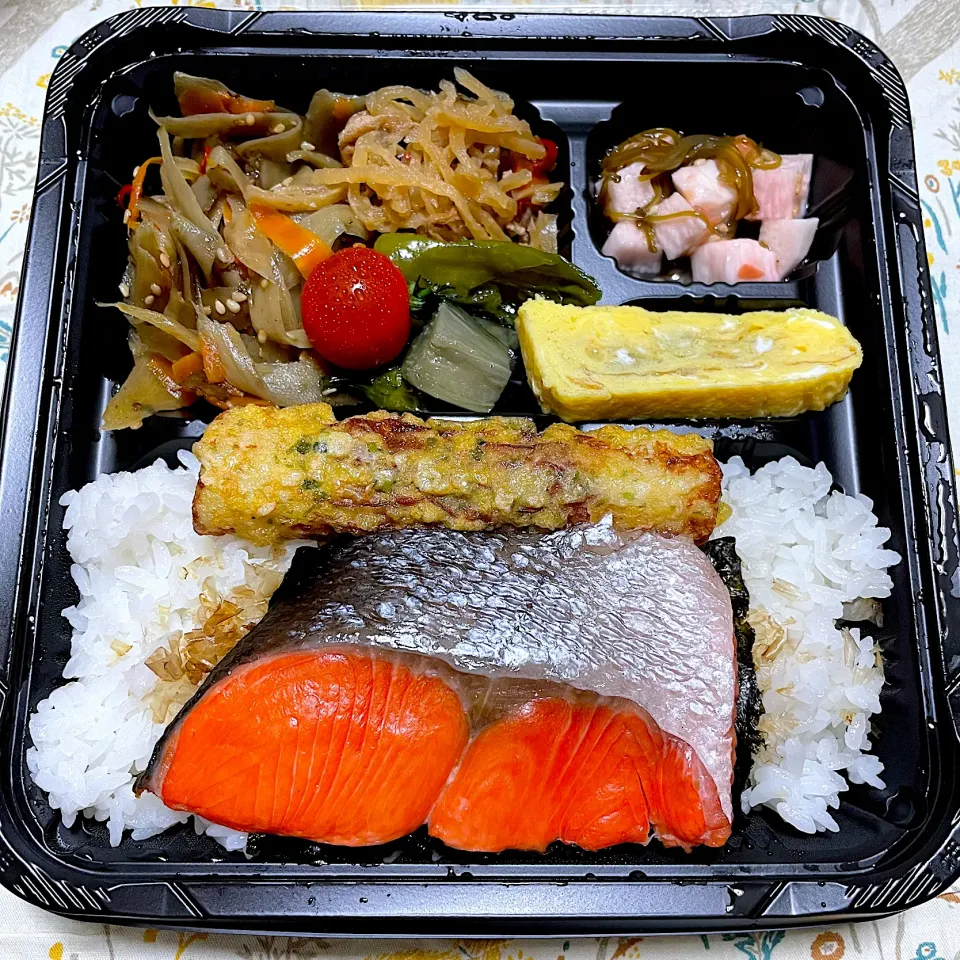 Snapdishの料理写真:紅シャケ弁当|こいちさん