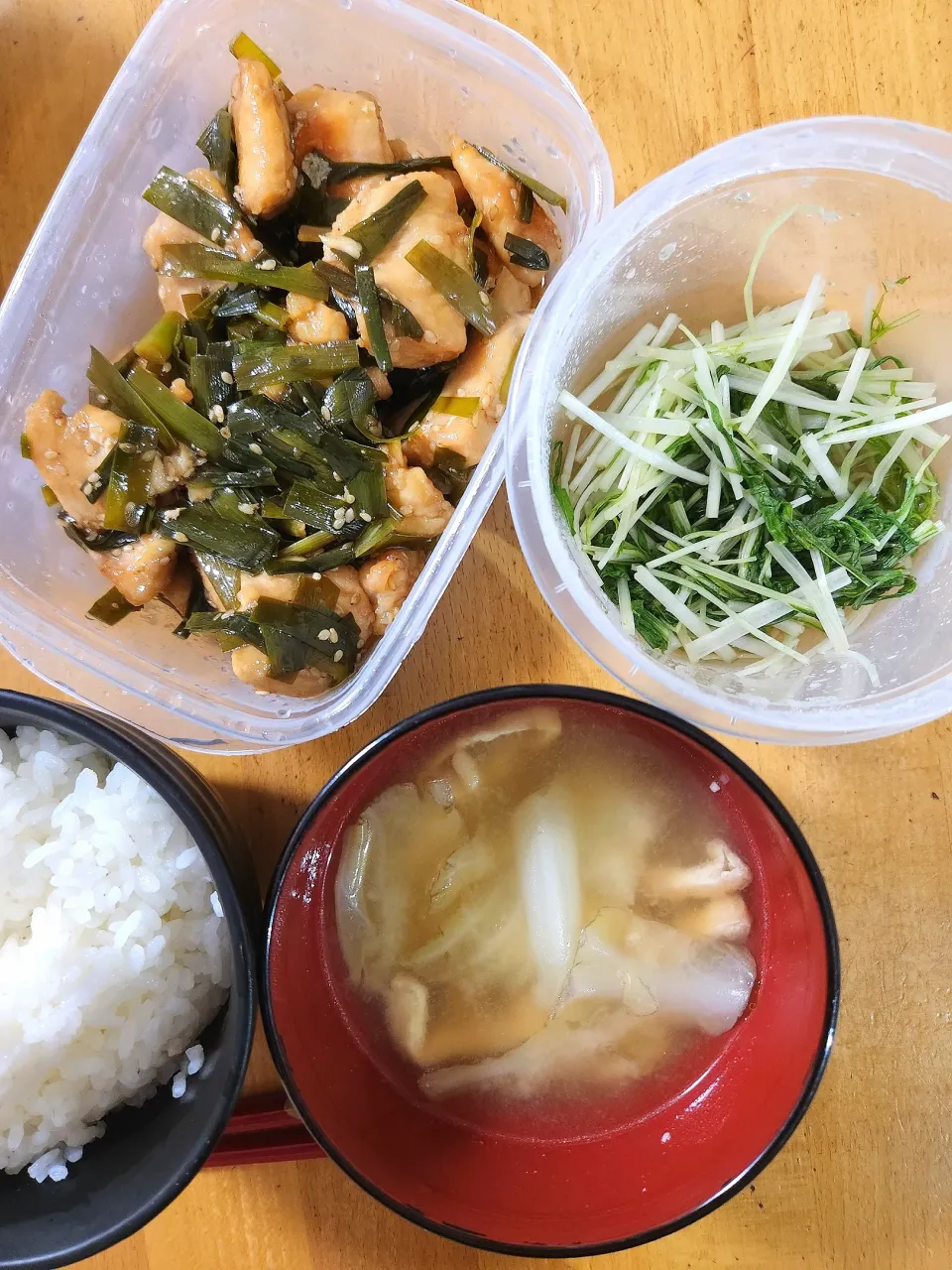 Snapdishの料理写真:ニラだれチキン、水菜のおひたし、キャベツと油揚げの味噌汁|さきさん