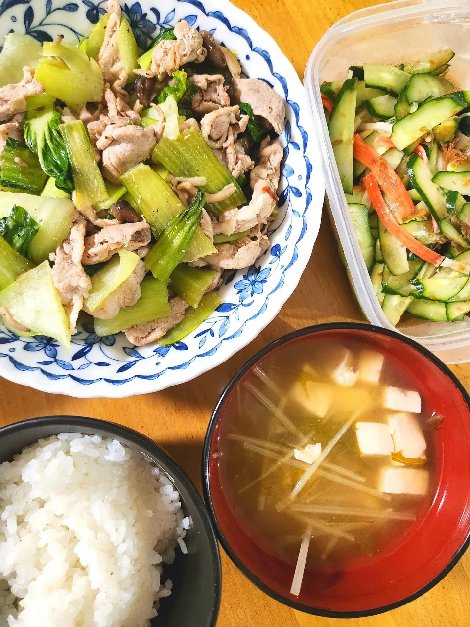 豚肉とチンゲン菜の中華炒め、かにかまときゅうりの酢の物、豆腐と水菜の味噌汁|さきさん