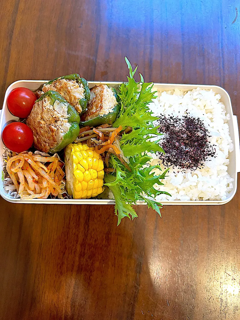 Snapdishの料理写真:びーまんの肉詰めお弁当　デザートは🥝|immayuyuさん