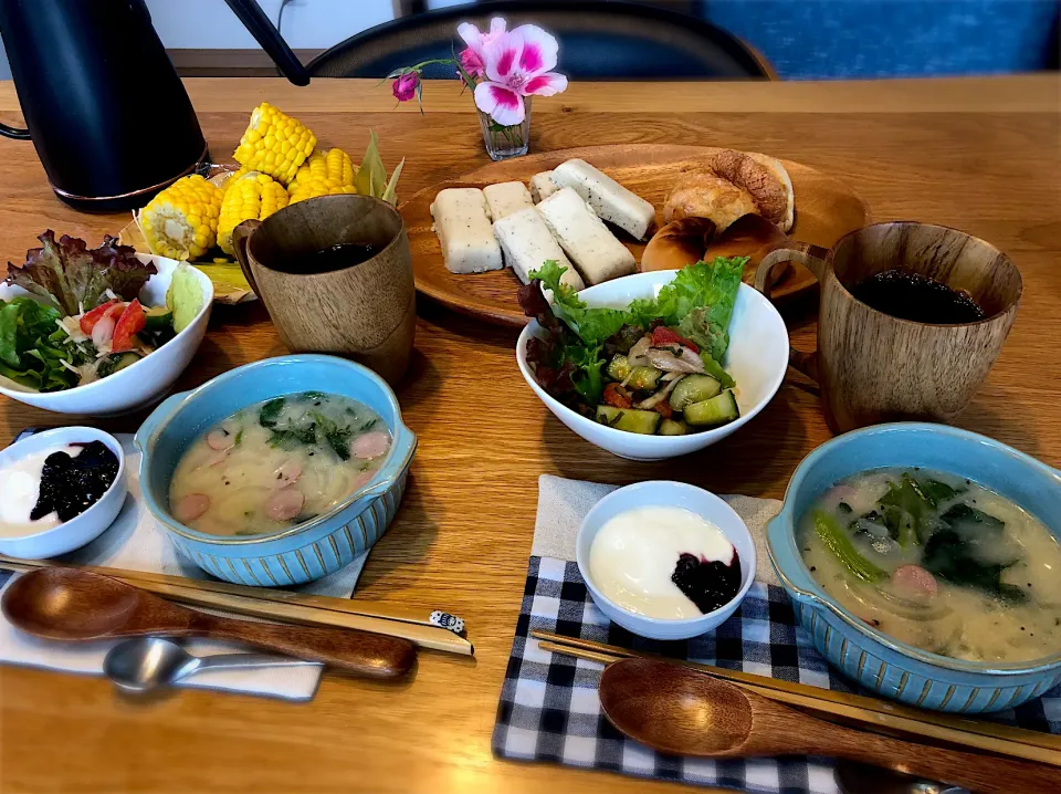 本日のランチ　米粉蒸しパン　ほうれん草のクリームスープ　蒸しとうもろこし　etc|じゅんさんさん