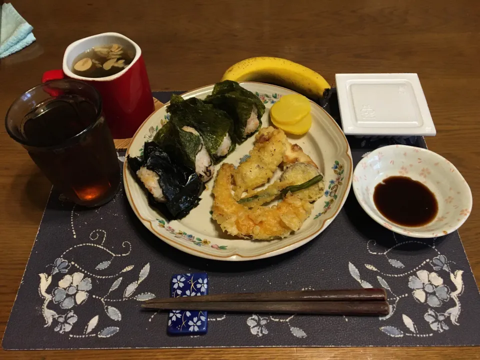 ふりかけと塩昆布のおにぎり、天ぷら盛り合わせ、沢庵、納豆、ワカメ＆揚げニンニク＆揚げ玉ねぎ入りタマネギスープ、烏龍茶、バナナ(昼飯)|enarinさん