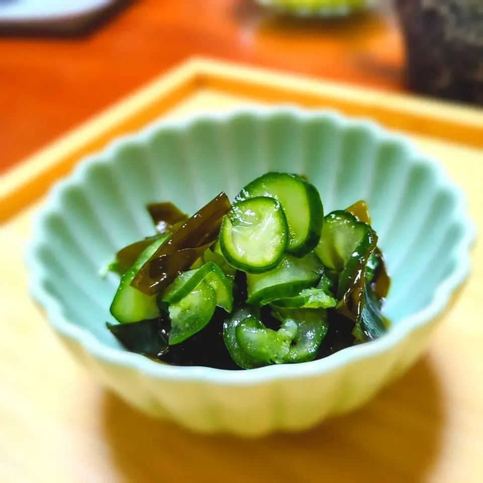 王道✨きゅうりとわかめの酢の物

通年手に入るきゅうりですが、やはり旬のものは別格のおいしさ😋

蒸し暑くなってくる時期は体の熱をとってくれ、水分代謝をよくしてくれる酢の物が最高です✨

もりもり食べちゃうので小鉢というよりも、もはや【和風サラダ】🌳

三杯酢は半量で和えておき、食べる直前に残りの半量を加えるとスッキリした味わいに✨|森のごはん屋さんさん