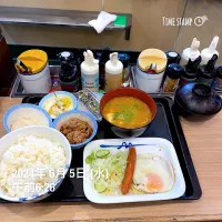 Snapdishの料理写真:松屋のソーセージエッグ朝食の牛小鉢に、朝セット割り引きの豚汁と、とろろを付けて、ちょっと贅沢な朝ごはん😋|shinozakiさん