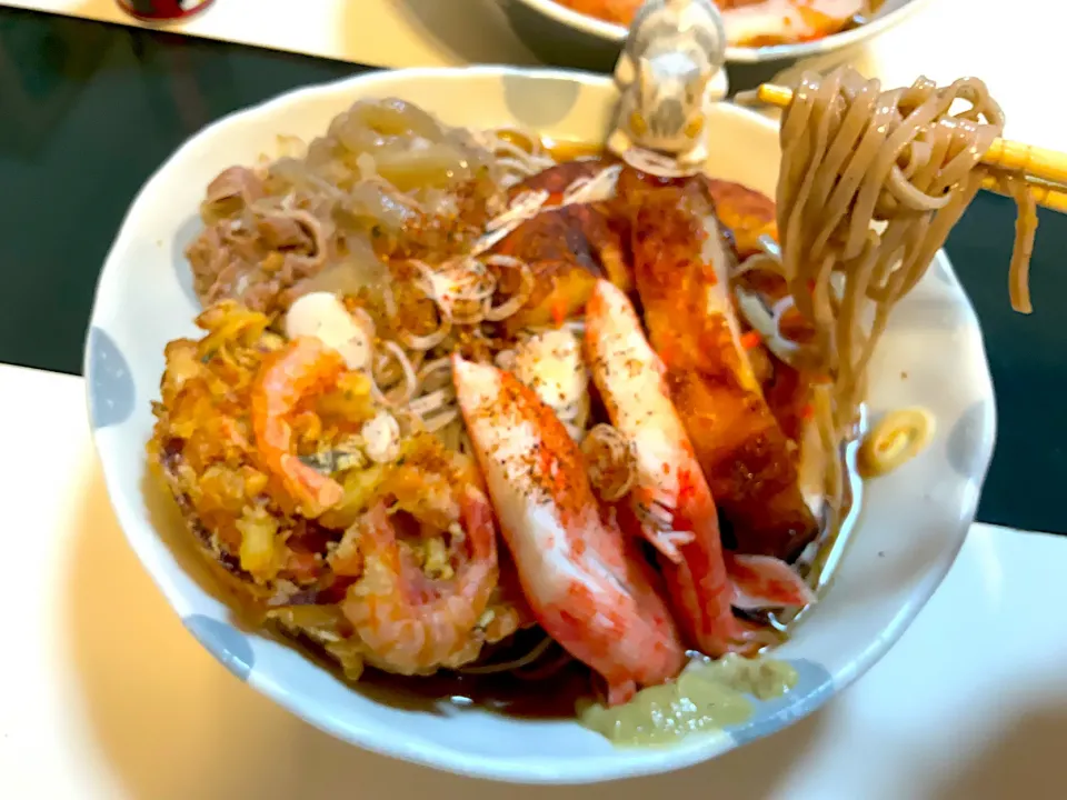 昨晩の牛丼の残り、イカ天、エビのかき揚げ、カニカマの冷やし蕎麦|Takeshi  Nagakiさん