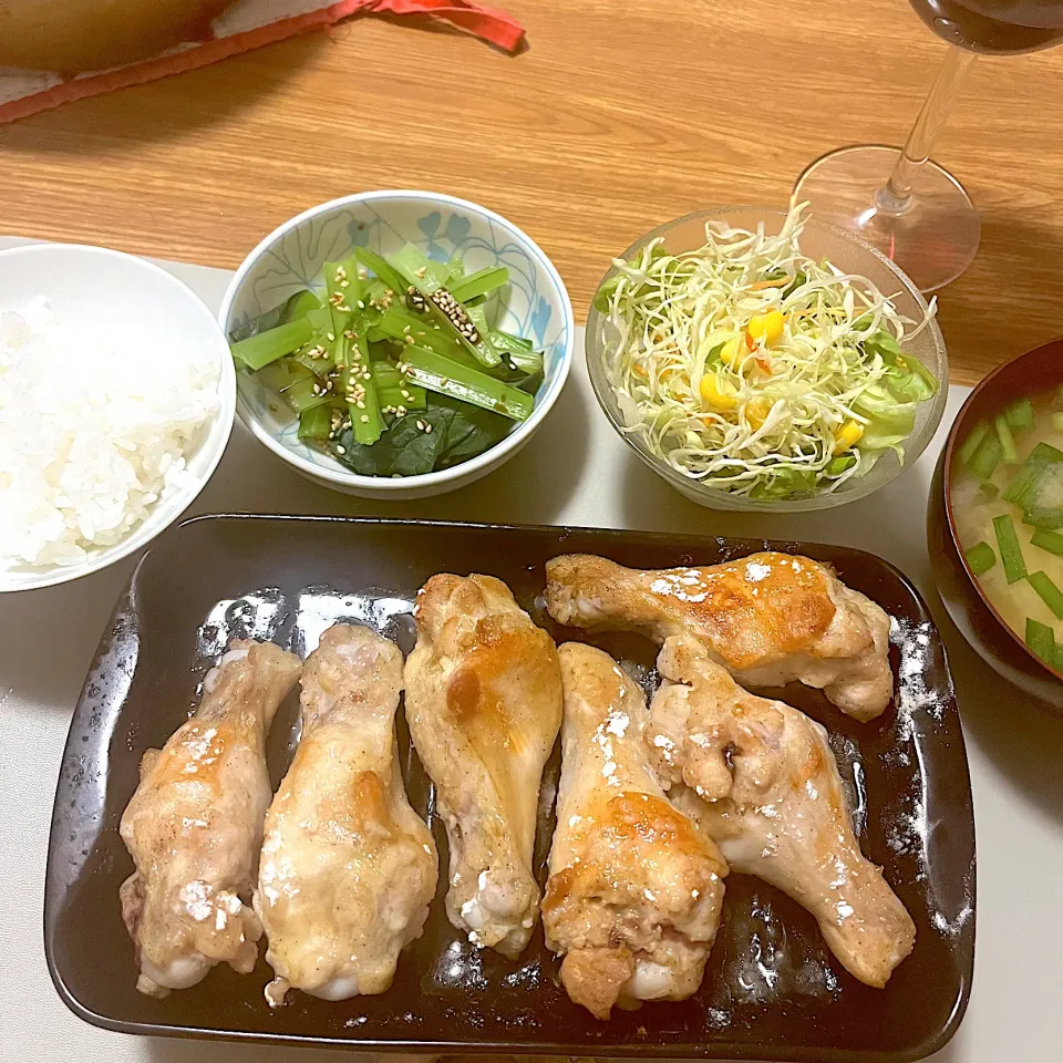 Snapdishの料理写真:2024/06/05 手羽元オーブン焼、小松菜おひたし、ニラ豆腐味噌汁|kykyさん