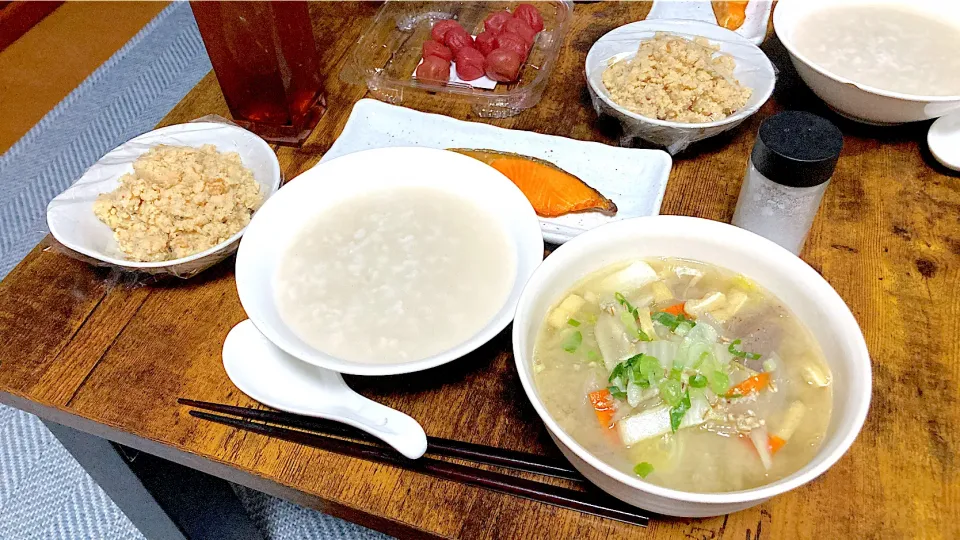 鮭の塩焼きと卯の花炒り煮と野菜たっぷり味噌汁とお粥|しあぺんさん