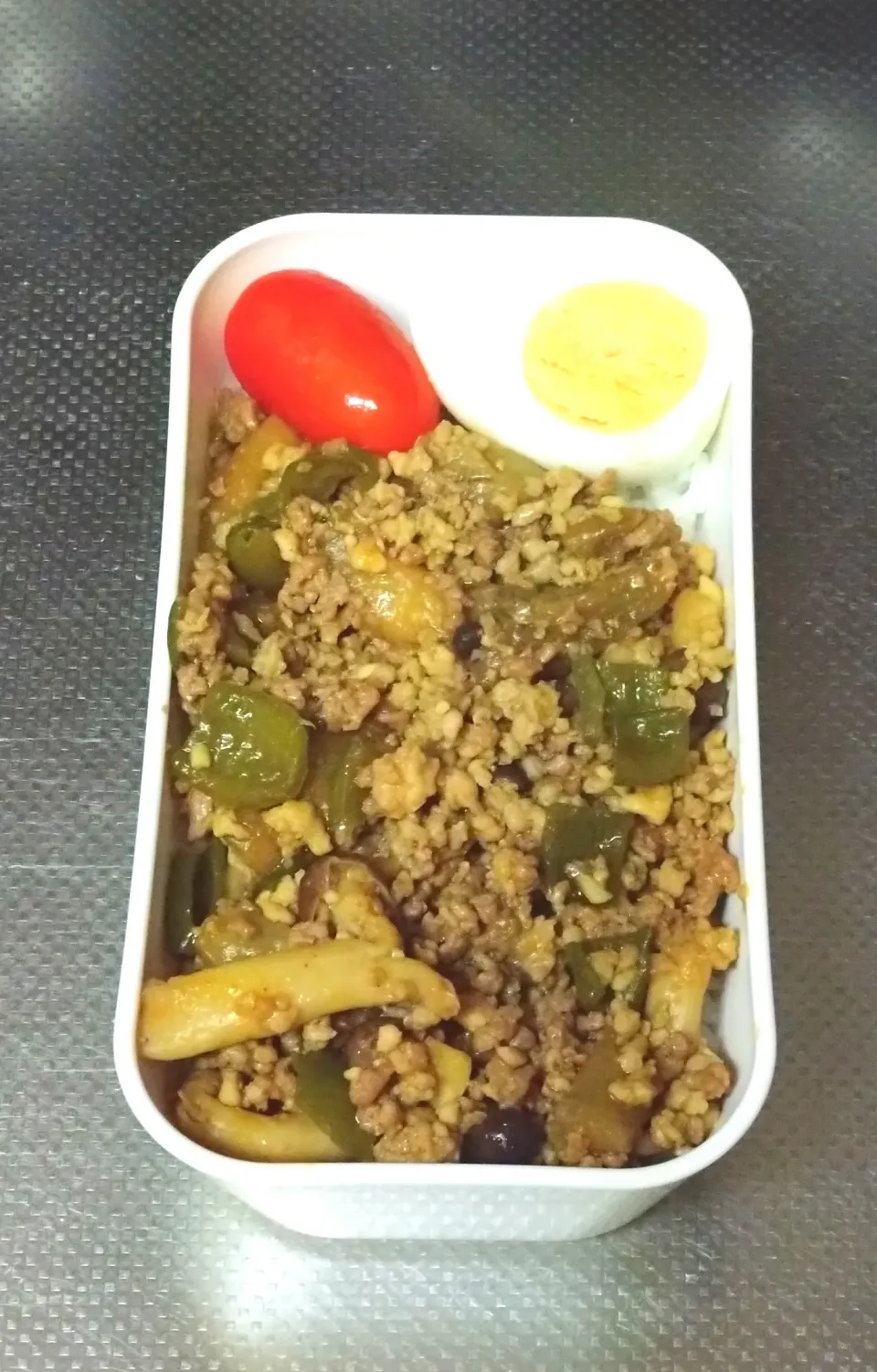 茄子としめじとピーマンのキーマカレー弁当|黒川克博さん