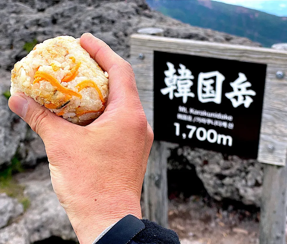 白米、もち米、もち麦の味噌にぎり　山のテッペンで頂く|shikaさん