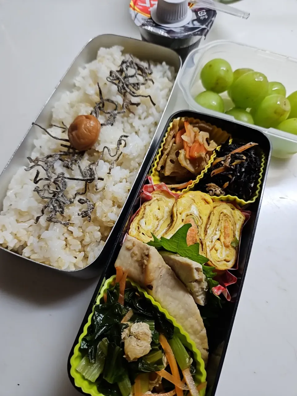 ☆高１弁当☆玄米入りごはん、塩昆布、梅、ひじき煮物、蓮金平、明太子卵焼き、カジキ香味焼き、小松菜煮浸し、ブドウ、コーヒーゼリー|ｼｮｺﾗさん