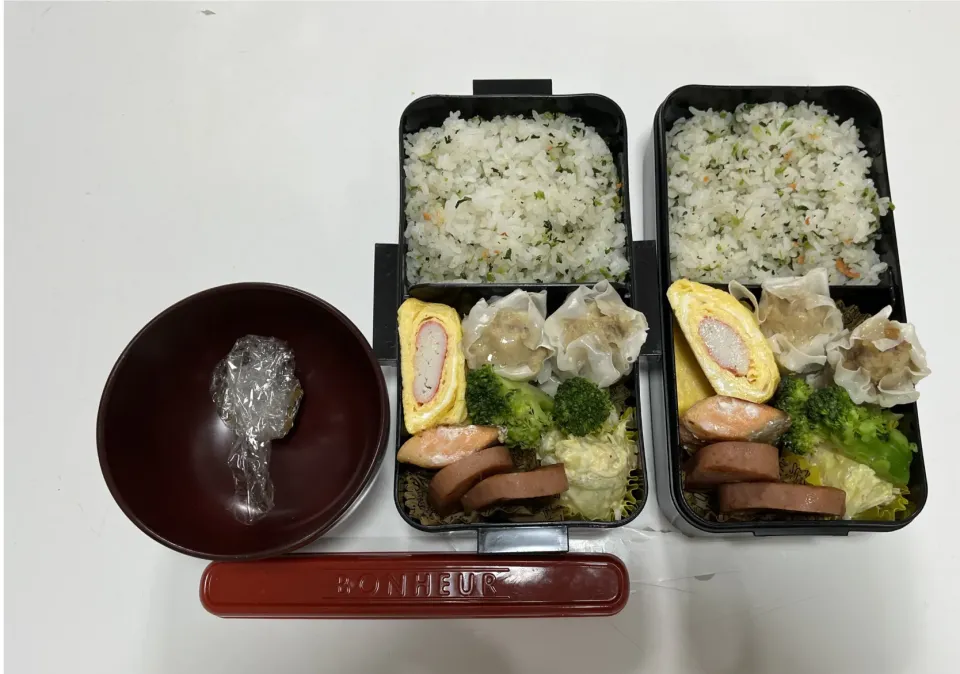 パパ弁&中2男子弁当☆混ぜ込みご飯（鮭ひろし）☆鮭☆ハム☆カニカマ入り卵焼き☆チルド焼売☆ブロッコリー☆サラダ（カニカマ・キャベツ・卵）☆みそ玉（パパ弁）|Saharaさん