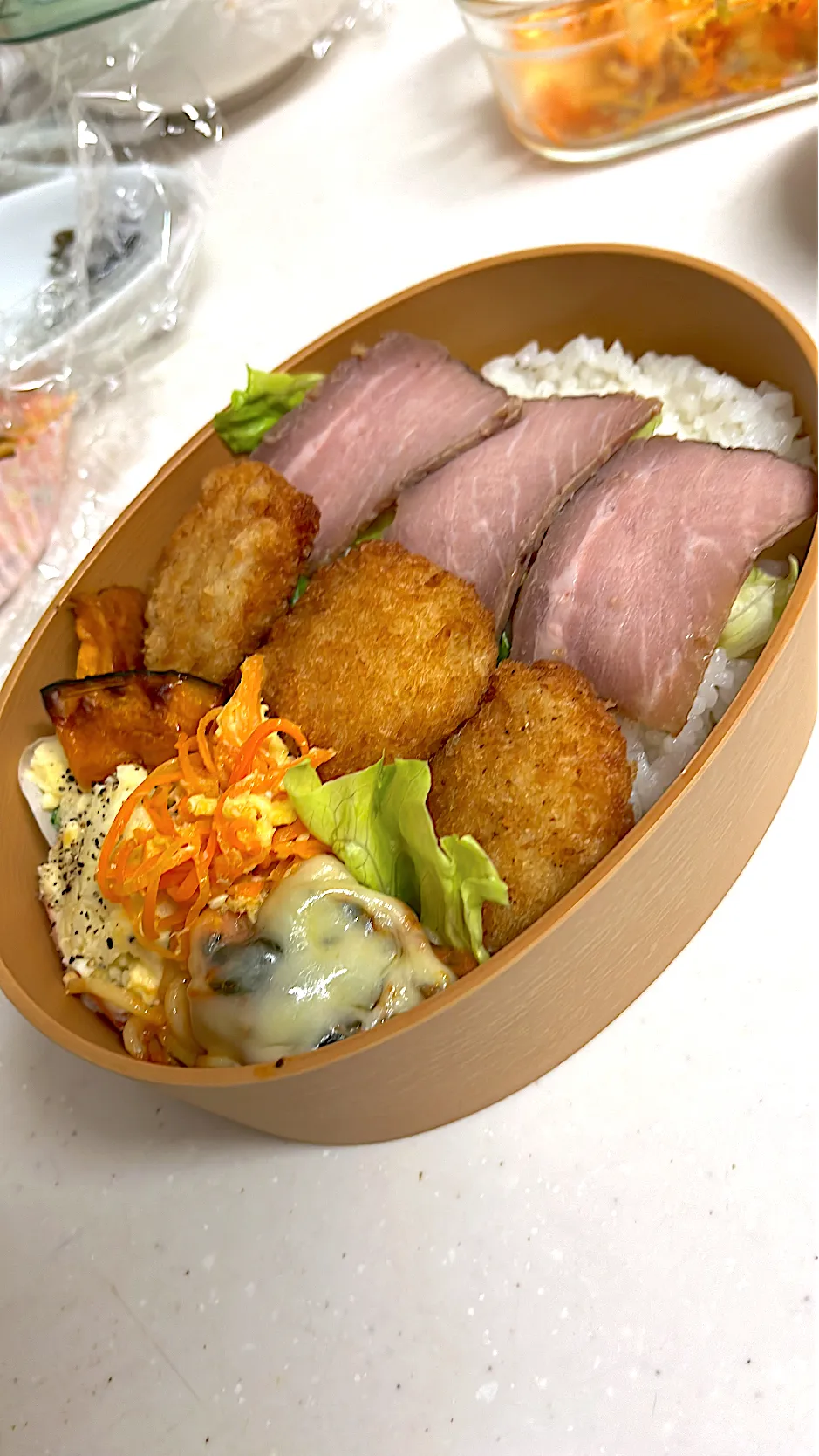 娘の毎日弁当！ささみチーズフライ、自家製煮豚、にんじんしりしり、トマトパスタ、ポテサラ、かぼちゃのロースト　もりもり|ほのそうmamaさん