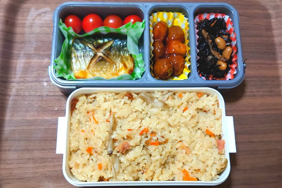 Snapdishの料理写真:今日の手作り弁当は、炊き込みご飯の焼きさば弁当。

献立は、
・炊き込みご飯（鶏ごぼう）
・焼きさば（塩さば）、ミニトマト
・ミートボール
・ひじき煮|Mars＠釜飯作り研究中さん