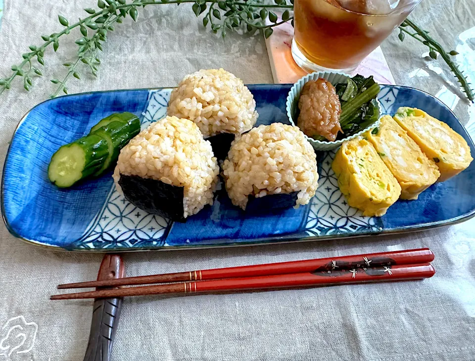 玄米塩こむすびで1人ランチ🍙|noeさん