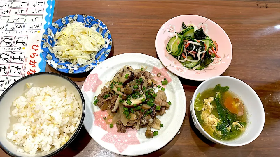 牛小間ときのこの味噌炒め　レタスのかき玉スープ　カニかまときゅうりの酢の物　キャベツと玉ねぎのコンソメマヨ和え|おさむん17さん