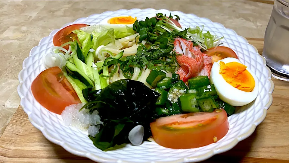 Snapdishの料理写真:サラダ🥗うどん|ヒロミ🏝🏝🏝🌺🏄🌊🐬🏄‍♀️🏄‍♂️🍹🐠👙🌺さん