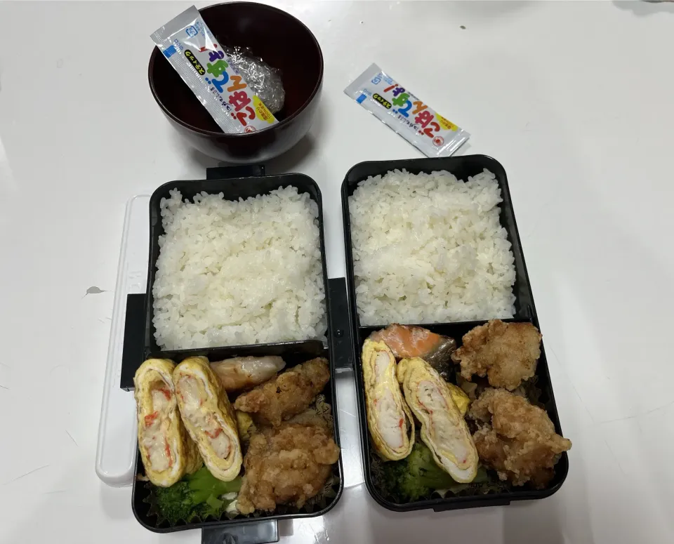 Snapdishの料理写真:パパ弁と中2男子弁当☆鮭☆カニカマ入り卵焼き☆唐揚げ☆ブロッコリー☆みそ玉（パパ弁）|Saharaさん