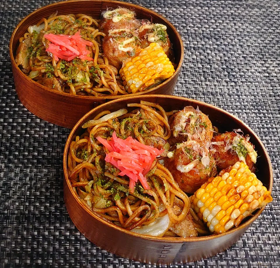 母とムスコのラブラブおソロ♪屋台風焼きそばたこ焼き弁当|からあげビールさん