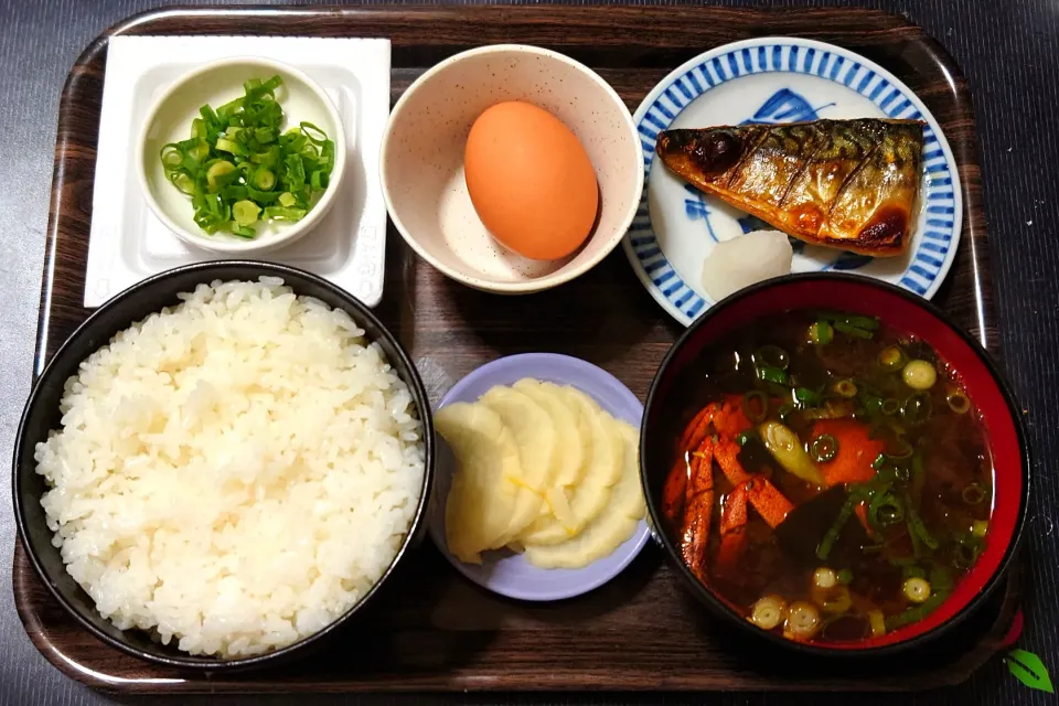 今日の朝ごはん（ごはんは高知県産コシヒカリ、焼きさば、生卵、納豆、赤だしのカニ汁、ゆず大根）|Mars＠釜飯作り研究中さん