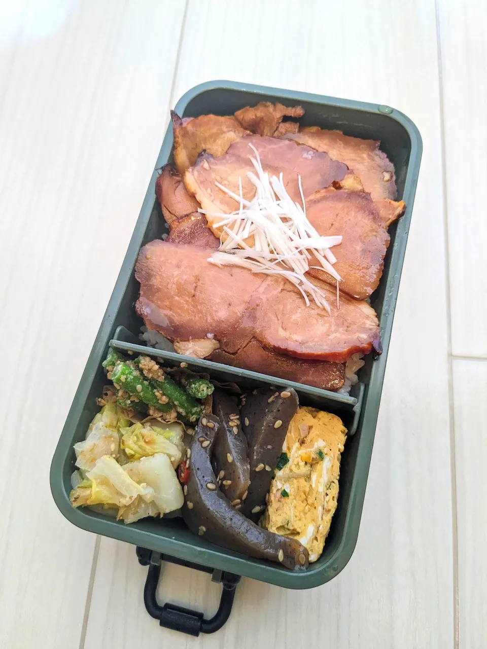 Snapdishの料理写真:チャーシュー弁当🌷|きゅーさん