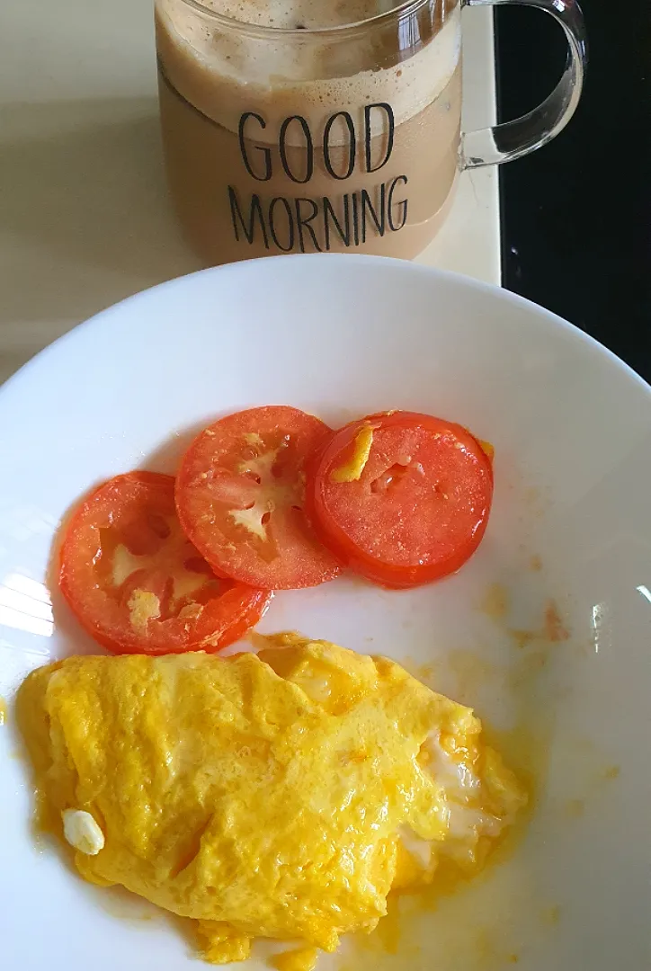 Good morning 🎀 
mozarella scrambled eggs + 🍅 + iced coffee💕|🌷lynnlicious🌷さん