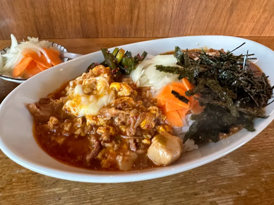 クッパ辛口(たまごとじつき)と極辛キーマクラシックのりだくのあいがけ🔥🌶️🍛味玉トッピング🥚ピクルスマシマシ🥒|buhizouさん