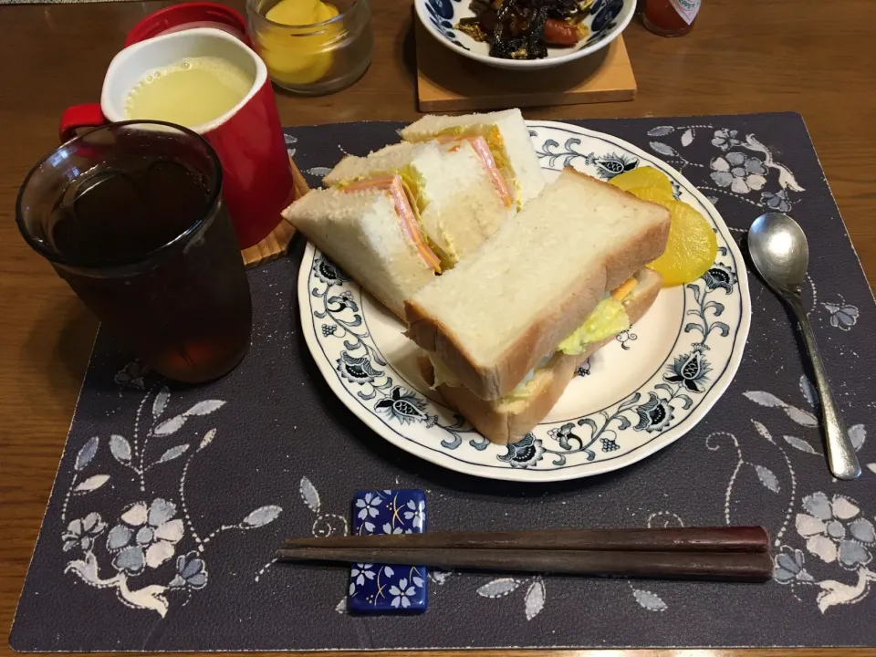 サンドイッチ、沢庵、コーンポタージュスープ、六条麦茶(昼飯)|enarinさん