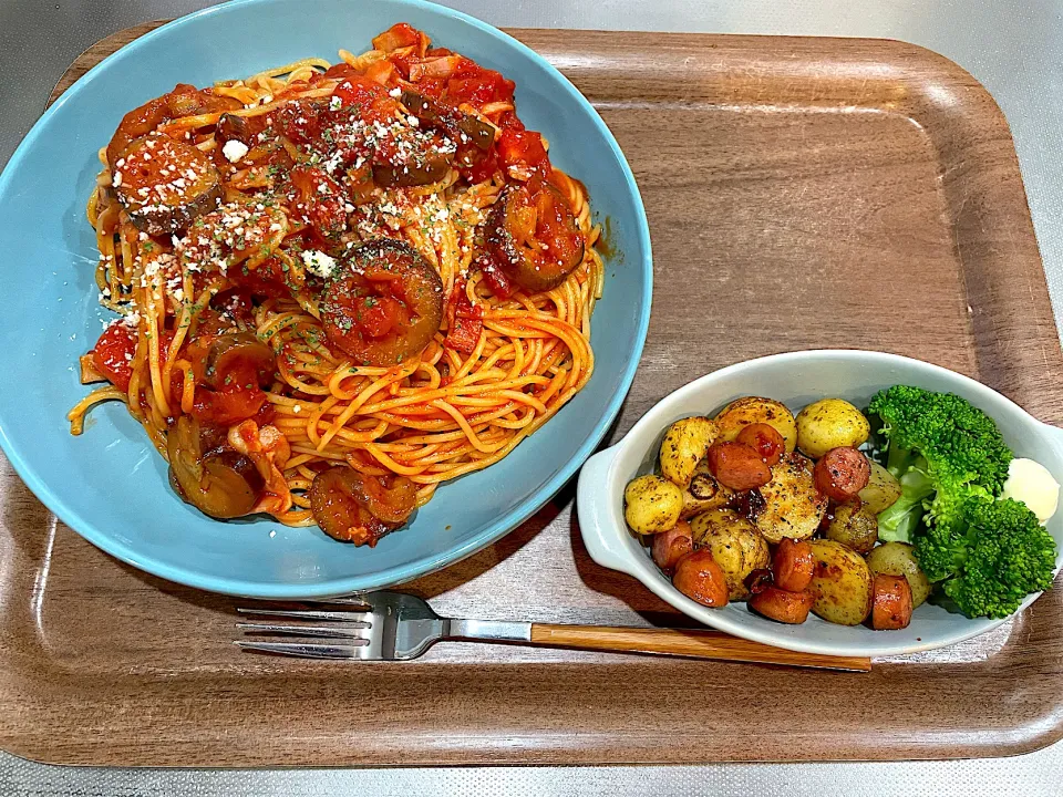 Snapdishの料理写真:茄子とベーコンのトマトソースパスタ|れいら😽💋さん