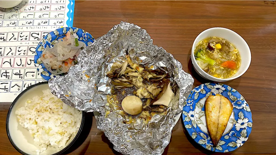 きのこのバター醤油チーズのホイル焼き　焼き鯖　色々野菜のとろとろスープ　蓮根の洋風きんぴら|おさむん17さん