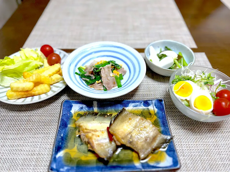 舐めカレー煮付け　ニラ豚卵炒め　浅漬け　サラダ🥗|ヒロミ🏝🏝🏝🌺🏄🌊🐬🏄‍♀️🏄‍♂️🍹🐠👙🌺さん