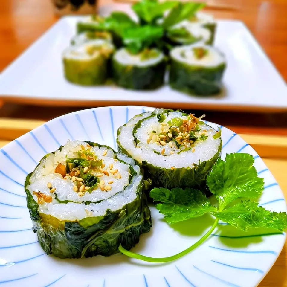 めはり巻き

和歌山県の郷土料理、めはり寿司。

大きな握り飯の外側をくるっと湯浅醤油で漬け込んだ高菜で覆い、中の具材はおかかと高菜を和えたものを入れます。

寿司といいながら酢を使わないので実際はおにぎりなんですが…😂

素朴で飾らない、ついつい手が伸びちゃう「目を張るほどおいしい」めはり。

本来はコンビニのおにぎりよりひと回り大きな俵型ですが、女性やお年寄りが食べやすいよう巻きにしました✨

高菜は葉物野菜の中でトップクラスのビタミンCを含有し、デトックス作用や動脈効果予防か期待されています。

家族みんなで食べたいおにぎりです💫|森のごはん屋さんさん