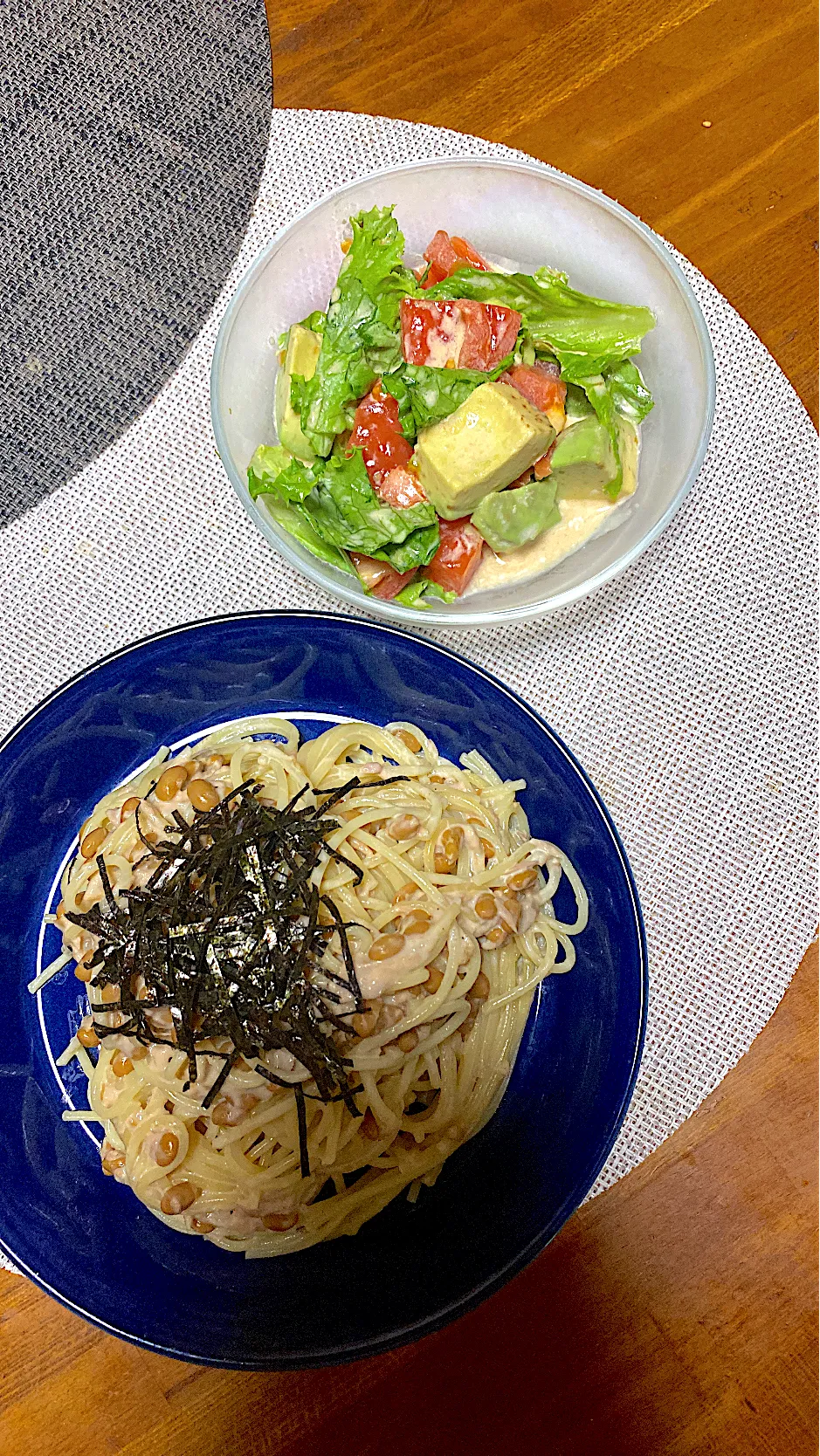 Snapdishの料理写真:アボカドトマトサラダ、ツナマヨ納豆パスタ|kaaaaaさん