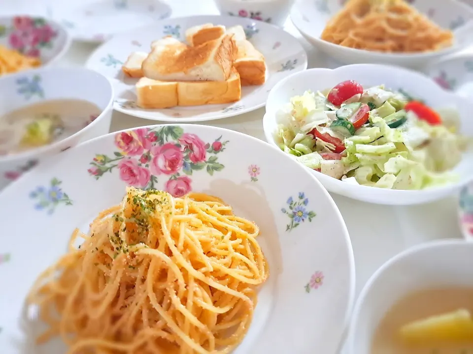 夕食(*ˊ˘ˋ*)
たらこパスタ🍝
クリームシチュー
乃が美の食パン🍞
サラダ🥗|プリン☆さん