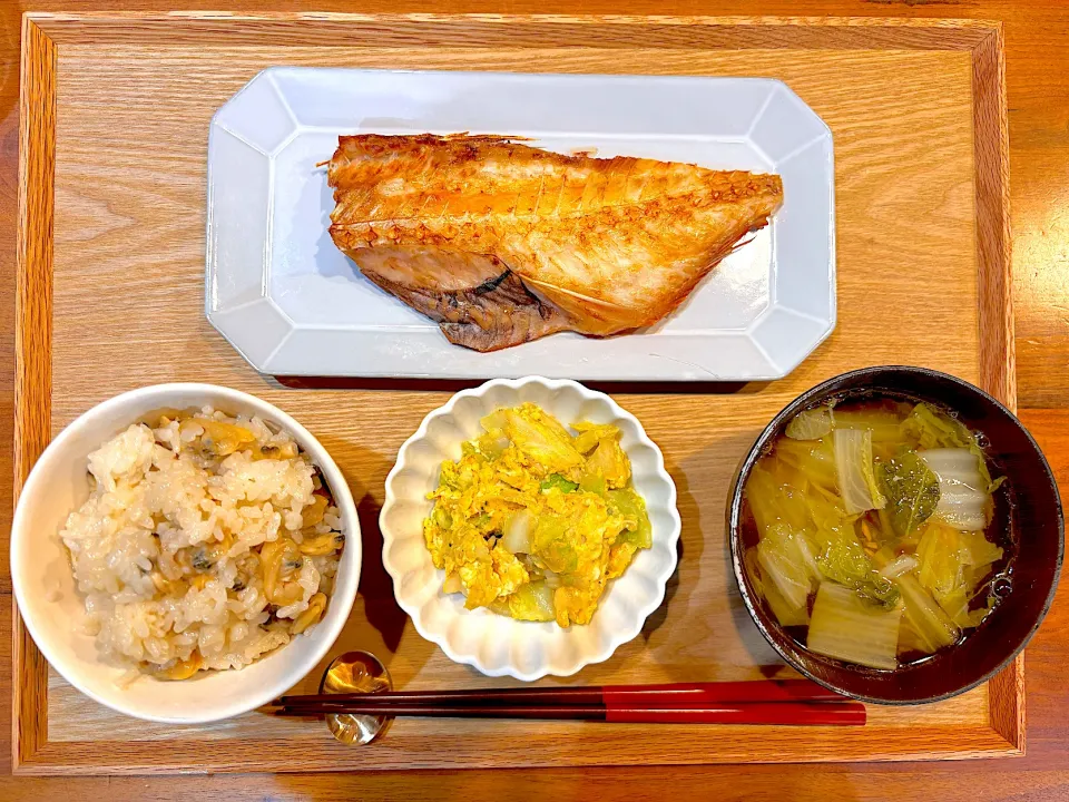 この前の夜ご飯(あさりの混ぜご飯、赤魚、キャベツ卵炒め、白菜とツナのスープ)|cocomikaさん