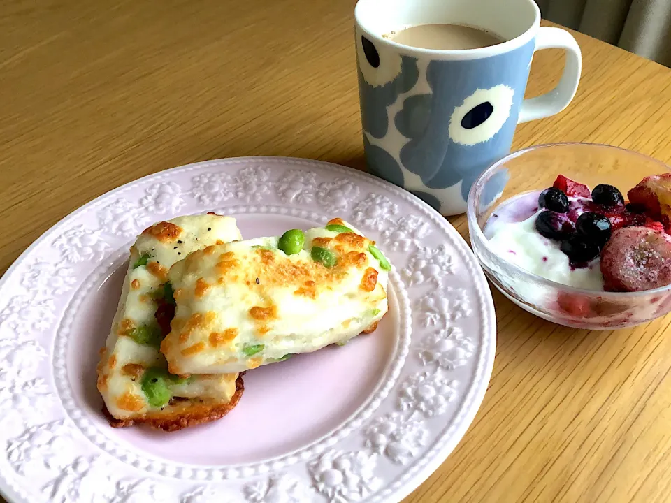 Snapdishの料理写真:枝豆とチーズの米粉パン🥐|さおりさん