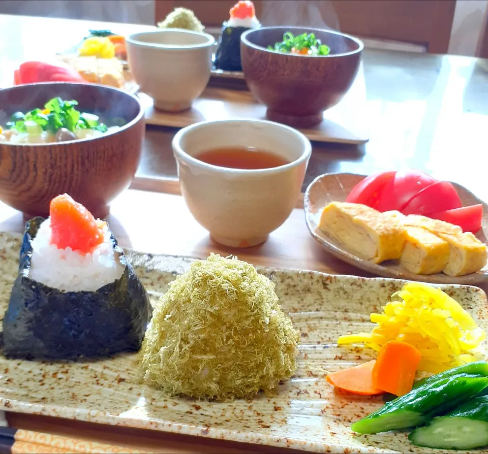 休日の朝ごはん🌄

🍙明太子
🍙おぼろ昆布
🍜キャベツの味噌汁
🥒🥕自家製糠漬け|びせんさん