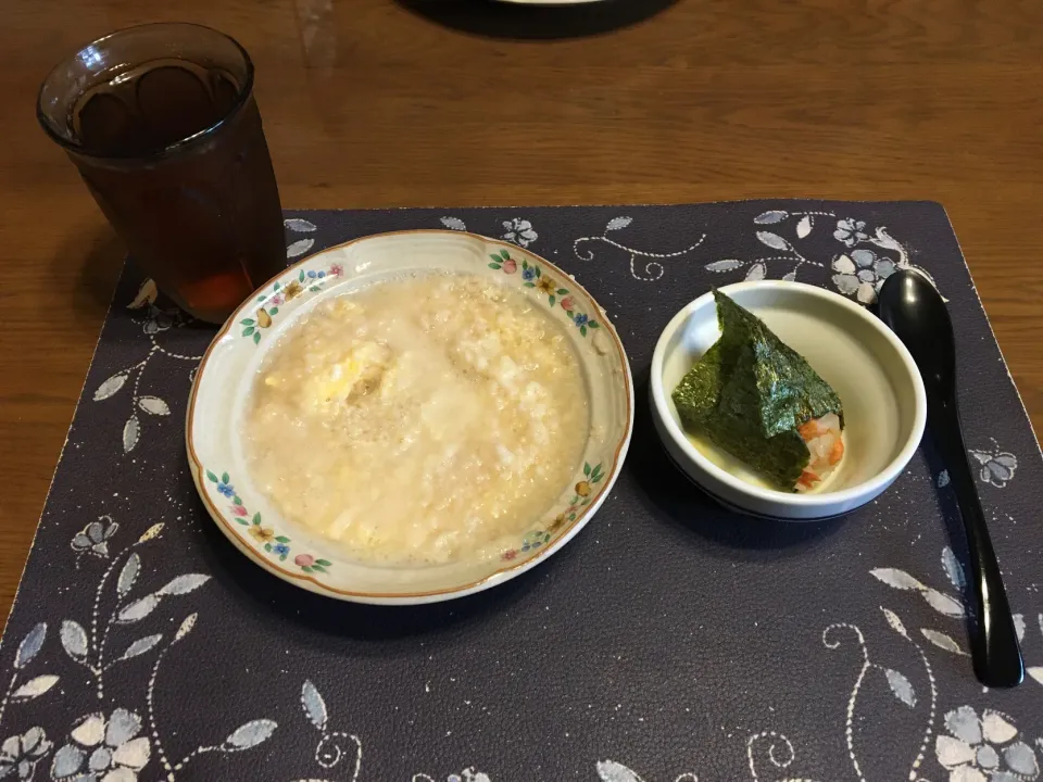 オートミール中華粥、焼き鮭の混ぜご飯おにぎり、烏龍茶(朝ご飯)|enarinさん