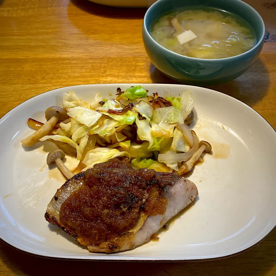 ブリのおろし玉ねぎだれかけと、豆腐としめじと白菜の味噌汁|もえさん