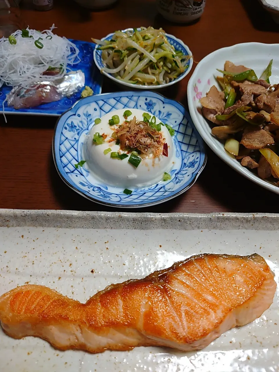 Snapdishの料理写真:サーモンオリーブ焼き
舞茸とネギの豚肉炒め
鯵の刺身
もやしの中華和え
冷奴|ぱやさん