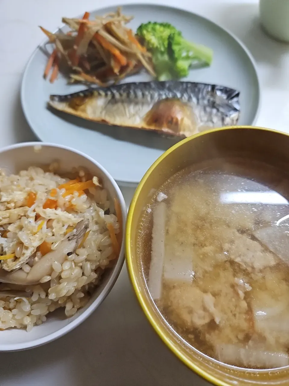 ☆夕飯☆お気付きだと思いますが、めんどくさい時の夕飯は、豚汁と炊き込みご飯になりがちな我が家(笑)|ｼｮｺﾗさん