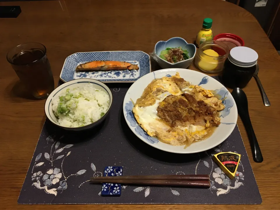 豆ご飯、かつ煮、網焼きした熟成辛口天然紅鮭、小松菜のお浸し、沢庵、岩海苔、プロセスチーズ、六条麦茶(夕飯)|enarinさん