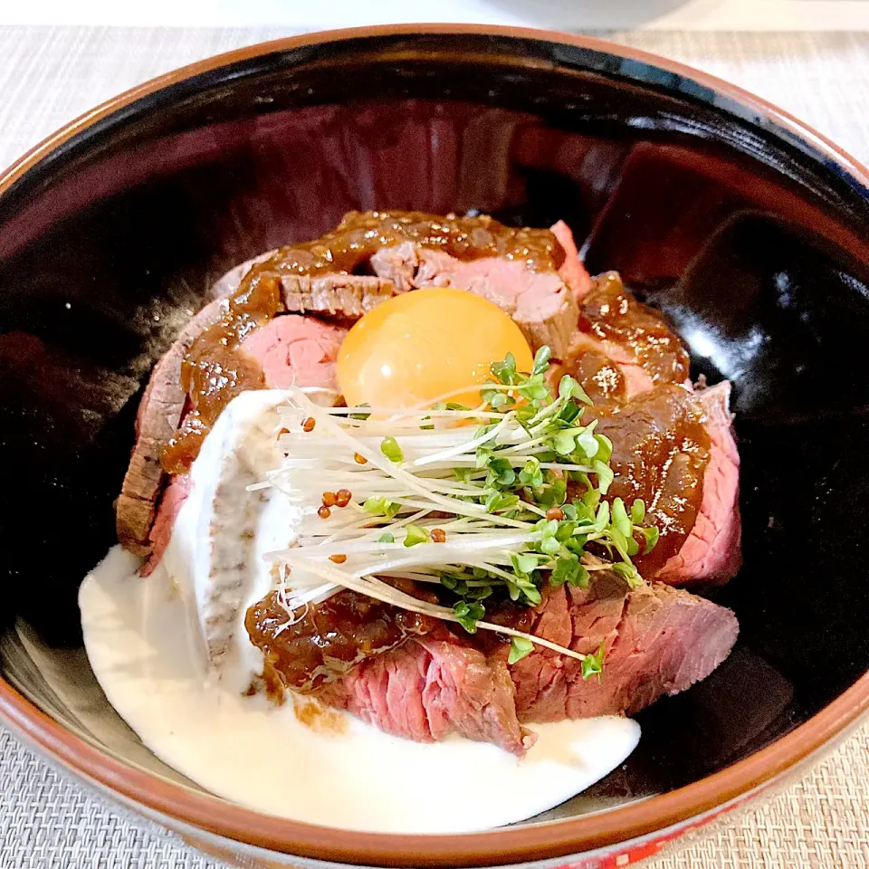 ローストビーフ丼|くろエモンさん