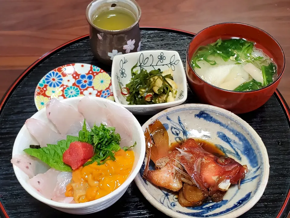 Snapdishの料理写真:今日の朝ごはん
海鮮丼
頭煮付け
昆布の炒め煮
にゅうめん|こまちさん