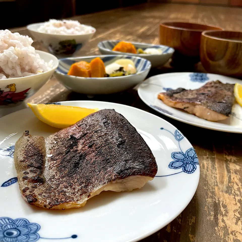 オリーブサーモンの粕漬焼きで和な朝定食|koji toyodaさん